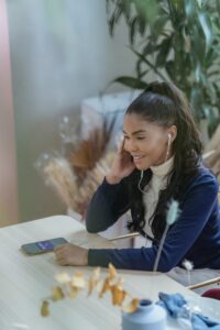 Une jeune fille avec des écouteurs dans les oreilles, profite de la séance de kinésiologie à distance par téléphone ou online