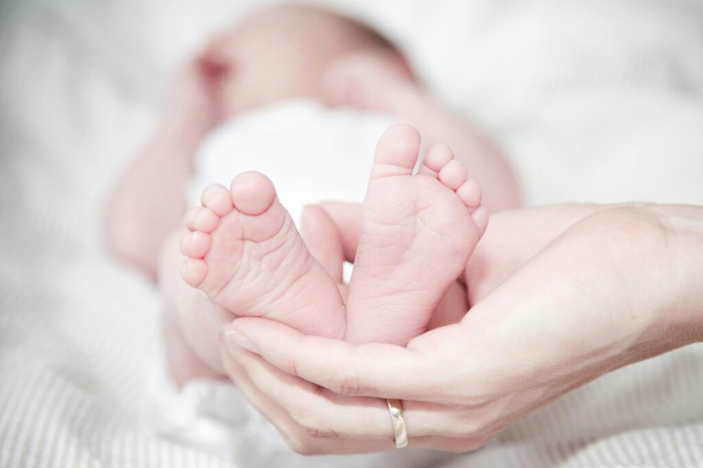Zoom sur les pieds d'un nourrisson